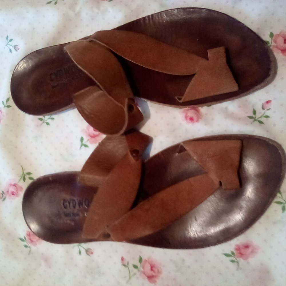Cydwoq leather sandals